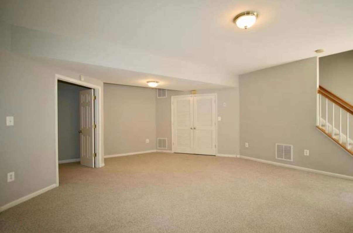 Spacious 1 Bed/1 Bath Private walkup basement apartment